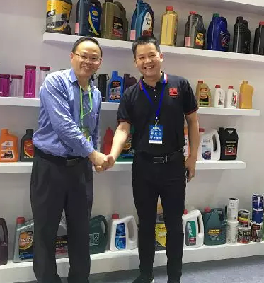 國外客戶青睞展位,看好冠一潤滑油瓶 國外客戶青睞展位,看好冠一潤滑油瓶